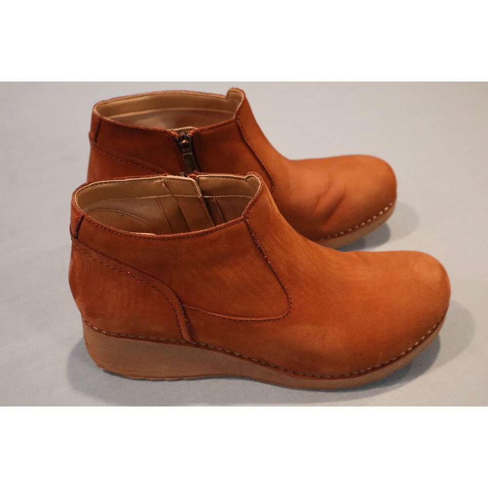 Dansko Womens Charlene Nubuck Ankle Boot